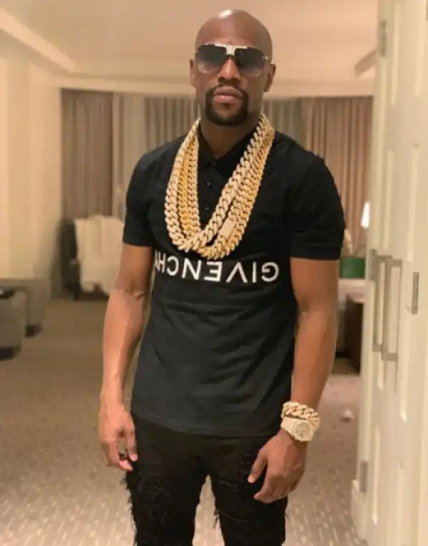 Floyd Mayweather Flaunts Multi-Billion Gold Chains And Wristwatches (Photo)